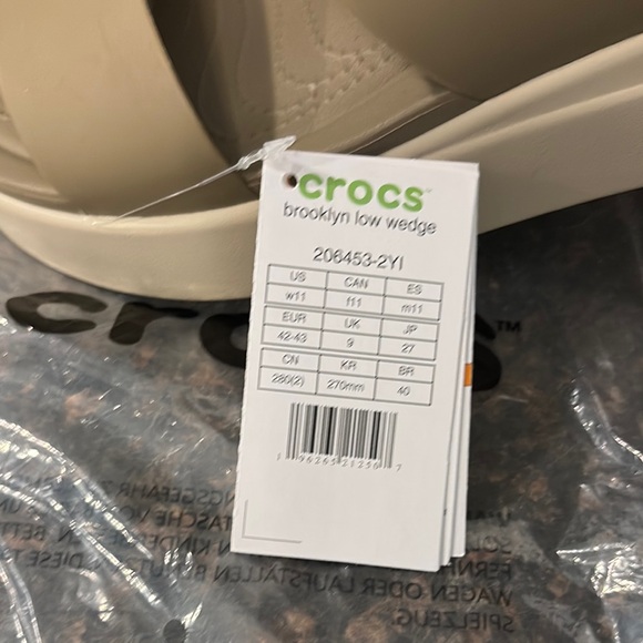 NWT - 11W CROCS Cream Sandals with Chunky Platform and Wide Straps - Picture 4 of 10